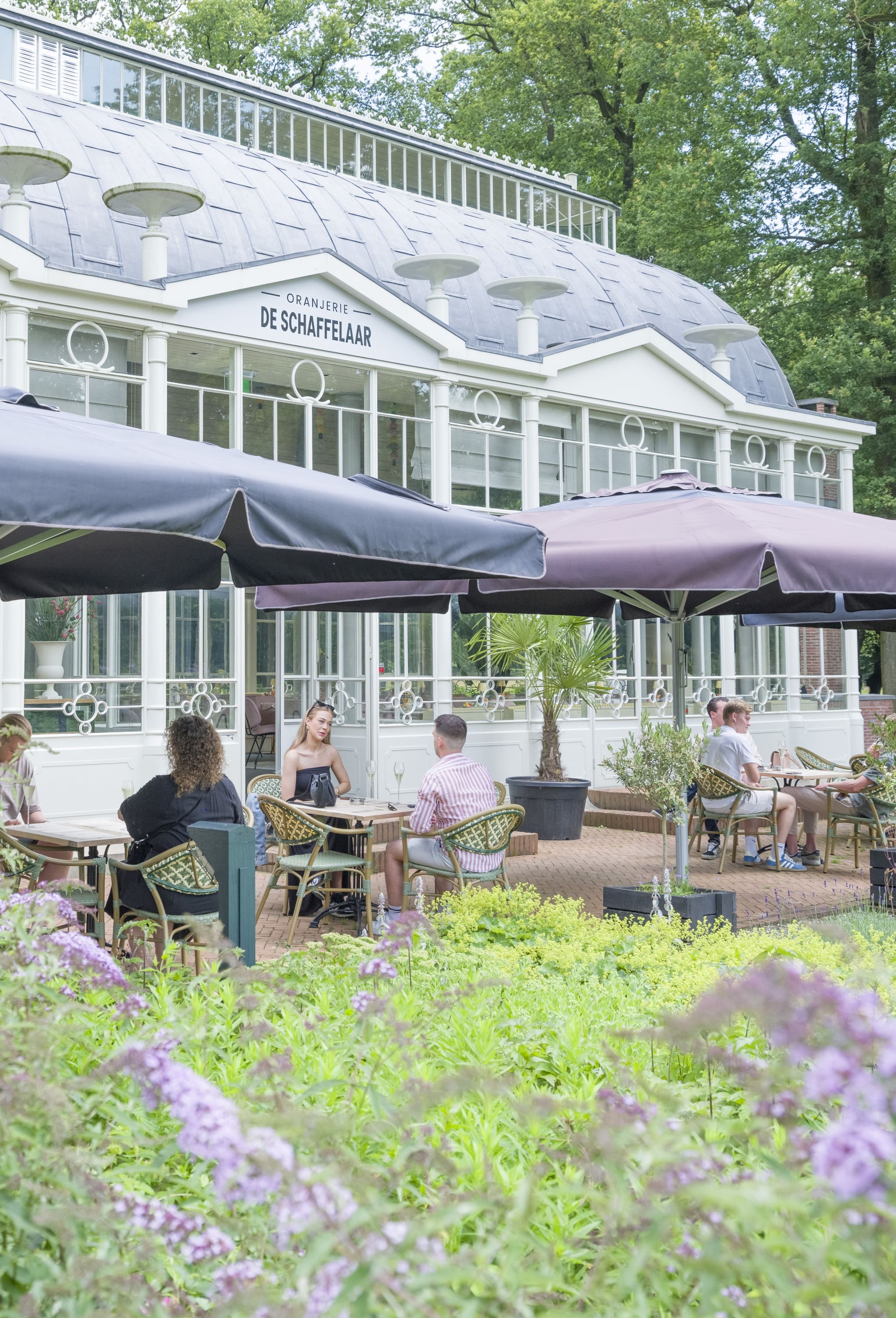 Terras bij oranjerie de schaffelaar
